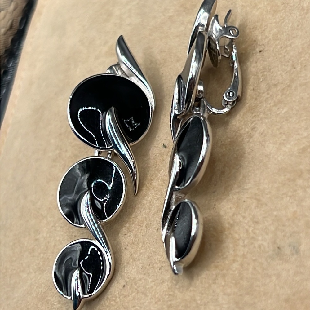 Vintage Trifari black enamel earrings - Picture 2 of 4